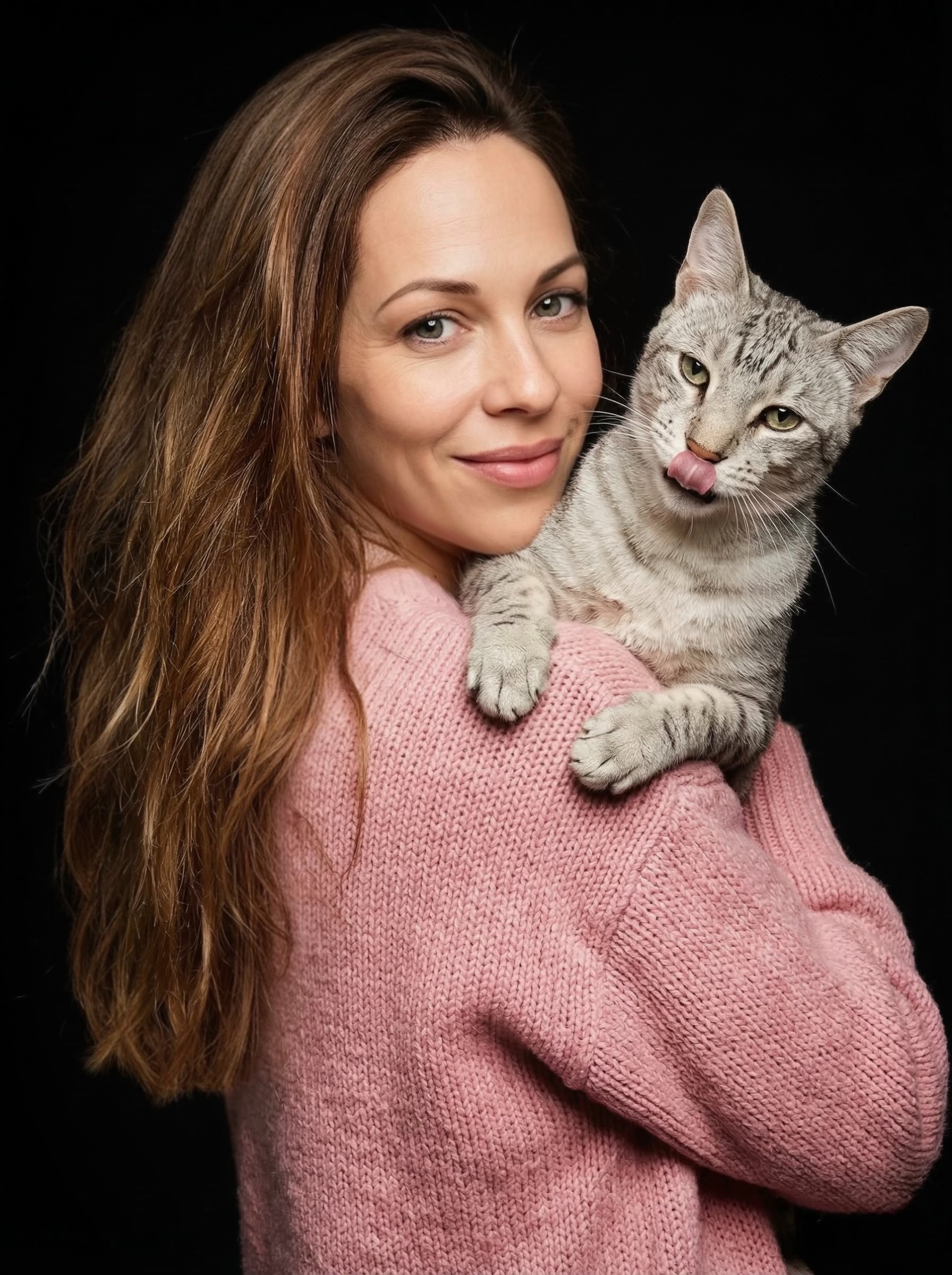 Pauline mit Katze auf der Schulter